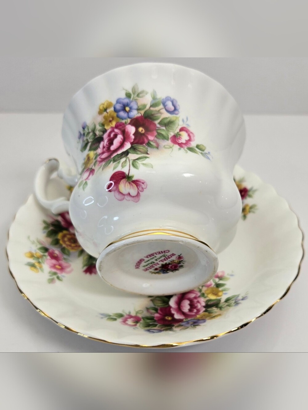 Vintage Royal Albert Bone‎ China England Cup And Saucer Chelsea Garden Gold Trim - Picture 7 of 8
